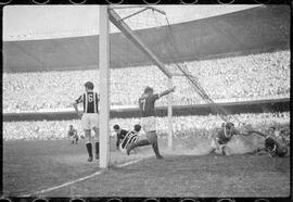 Fotografia "Futebol - R.J. (Copa Rio - 1951) (Maracanã) Juventus 2 (Itália) x Palmeiras 2 (Brasil), Repórter: Equipe, Seção: Esportes" ([Local n/d] , 1951) [negativo]. / Fotógrafo(a): Equipe.  -- ITEM-0015.