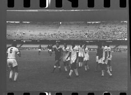 Fotografia "FLUMINENSE X BONSUCESSO; 'CAPEONATO [CAMPEONATO] CARIOCA DE FUTEBOL PROFISSIONAIS' Jogo no Maracanã - Fluminense x Bonsucesso (3x0), sendo que este jogo foi anulado devido a irregularidade havida), Reportagem de Esporte" ([Local n/d] , 1963) [negativo]. / Fotógrafo(a): Demócrito; Ribeiro.  -- ITEM-0039.