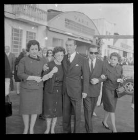 Fotografia "Chegada do Corpo de Paulo Bittencurt" ([Local n/d] , 1963) [negativo]. / Fotógrafo(a): Paulo André.  -- ITEM-0017.