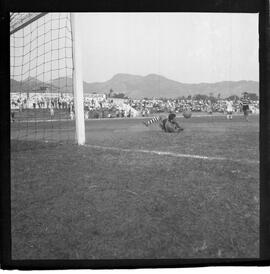 Fotografia "FUTEBOL = 'CAMPEONATO CARIOCA DE PROFISSIONAIS' Jogo Flamengo x Botafogo (3 x 1), America x Portuguesa (2 x 1), Madureira x Bangu (1 x 2), C. Grande x S. Cristovão (1 x 0) e C. Rio x Olaria (1 x 7), Reportagem de Esporte" ([Local n/d] , 1963) [negativo]. / Fotógrafo(a): Equipe.  -- ITEM-0310.