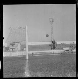 Fotografia "CAMPEONATO CARIOCA DE PROFISSIONAIS de 1963' FUTEBOL" ([Local n/d] , 1963) [negativo]. / Fotógrafo(a): Equipe.  -- ITEM-0002.