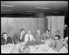 Fotografia "Banquete em 'Última Hora'" ([Local n/d] , [Data n/d]) [negativo]. / Fotógrafo(a): Equipe.  -- ITEM-0004.