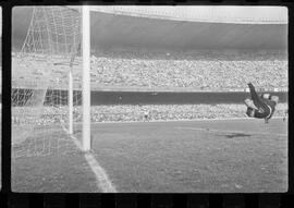 Fotografia "FUTEBOL = 'CAMPEONATO CARIOCA DE PROFISSIONAIS' Jogo Flamengo x Botafogo (3 x 1), America x Portuguesa (2 x 1), Madureira x Bangu (1 x 2), C. Grande x S. Cristovão (1 x 0) e C. Rio x Olaria (1 x 7), Reportagem de Esporte" ([Local n/d] , 1963) [negativo]. / Fotógrafo(a): Equipe.  -- ITEM-0109.