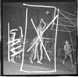 Fotografia "CAMP. BRAS. BASQUETE; 'BASQUETE = CAMPEONATO BRASILEIRO RALIZADO [REALIZADO] EM BRASÍLIA. BRASÍLIA - Campeonato Brasileiro de Basquete (Fases de jogos)" ([Local n/d] , 1963) [negativo]. / Fotógrafo(a): Neville.  -- ITEM-0015.