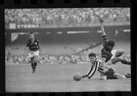 Fotografia "FUTEBOL = 'CAMPEONATO CARIOCA DE PROFISSIONAIS' Jogo Flamengo x Botafogo (3 x 1), America x Portuguesa (2 x 1), Madureira x Bangu (1 x 2), C. Grande x S. Cristovão (1 x 0) e C. Rio x Olaria (1 x 7), Reportagem de Esporte" ([Local n/d] , 1963) [negativo]. / Fotógrafo(a): Equipe.  -- ITEM-0067.