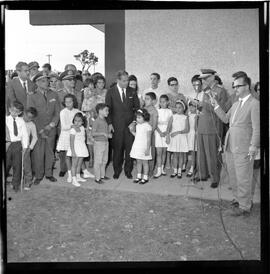 Fotografia "ESCOLA VICENTINA GOULART' Inauguração da Escola D. Vicentina em Brasília por Jango, e filhos na Zona Alfa Noronha" ([Local n/d] , 1963) [negativo]. / Fotógrafo(a): Neville.  -- ITEM-0001.