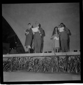 Fotografia "CONGRESSO FAMILIAR CRISTÃO NA PUC; 'ENCONTRO LATINO AMERICANO DE FAMÍLIAS CRISTÃS' CONGRESSO FAMILIAR CRISTÃO NA PUC (Missa), Reportagem de Zé Carlos" ([Local n/d] , 1963) [negativo]. / Fotógrafo(a): Roberto.  -- ITEM-0006.