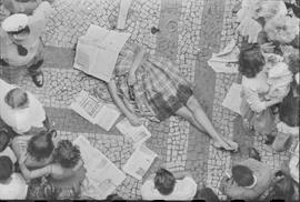 Fotografia "Av. N.S. de Copacabana - suicídio. Suicídio em Copacabana - Shirley Soares Kaur" ([Local n/d] , 1960) [negativo]. / Fotógrafo(a): Jair.  -- ITEM-0002.