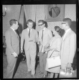 Fotografia "Ministro Evandro Lins com presos Venezuelanos com a Sra. Eunice Torres Calazans, esposa do Sr. José Rodrigues Melo, brasileiro preso na Venezuela, Reportagem de Oscar" ([Local n/d] , 1963) [negativo]. / Fotógrafo(a): Adnré.  -- ITEM-0012.