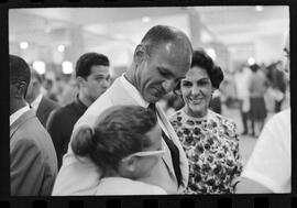 Fotografia "Galeão - embarque de Amarildo e Paulo Amaral, para a Itália" ([Local n/d] , 1963) [negativo]. / Fotógrafo(a): Pedro.  -- ITEM-0008.