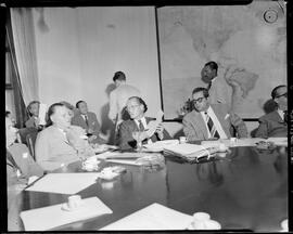 Fotografia "Reunião no Ministério da Fazenda (Gabinete do Ministro), Reportagem Geral" ([Local n/d] , [Data n/d]) [negativo]. / Fotógrafo(a): Equipe.  -- ITEM-0002.