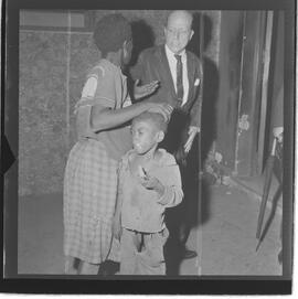 Fotografia "17º D.P. tarado e suas vítimas. (E.M.S. menor que foi estrupada pelo marginal Manoel de Oliveira vulgo Pé de Boi, na favela do Parque da Alegria em dezembro de 62, Reportagem de Oscar Cardoso" ([Local n/d] , 1963) [negativo]. / Fotógrafo(a): Paulo André.  -- ITEM-0004.