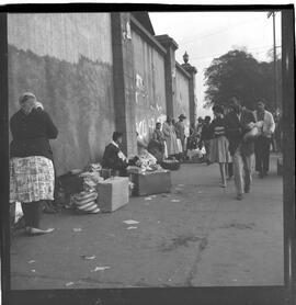 Fotografia "Greve dos Ferroviários da Leopoldina' Greve dos Ferroviários (Reportagem com na Estação de Barão de Mauá), Reportagem de Duarte" ([Local n/d] , 1963) [negativo]. / Fotógrafo(a): Gomes.  -- ITEM-0005.