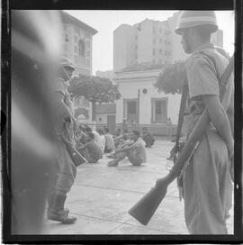 Fotografia "Blitz' na Favela do Esqueleto c/ Broxado; 'BATIDAS POLICIAIS' 'Blitz', na Favela do Esqueleto contra os moradores, Reportagem de Broxada" ([Local n/d] , 1963) [negativo]. / Fotógrafo(a): Ferreira.  -- ITEM-0011.