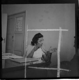 Fotografia "Escola França' Escola recém inaugurada em Piedade, sem condições para aulas a alunos transferidos para tal Escola, Reportagem com Diretora, Maria José Borges Capela), Reportagem de Adilson" ([Local n/d] , 1963) [negativo]. / Fotógrafo(a): Méra.  -- ITEM-0007.