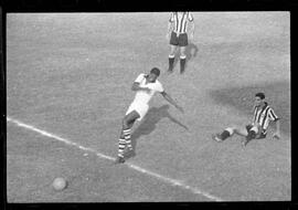 Fotografia "CAMPEONATO CARIOCA DE PROFISSIONAIS DE 1963' (1º TURNO) Jogo Botafogo x Campo Grande (2 x 0)" ([Local n/d] , 1963) [negativo]. / Fotógrafo(a): Demócrito; Ribeiro.  -- ITEM-0015.