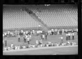 Fotografia "CAPEONATO [CAMPEONATO] CARIOCA DE 1963' (PROFISSIONAIS) (1º Turno) Jogo Famengo [Flamengo] x Campo Grande (5 x 0); Jogo Flamengo e Campo Grande, Reportagem de Esporte" ([Local n/d] , 1963) [negativo]. / Fotógrafo(a): Ribeiro; Demócrito.  -- ITEM-0062.