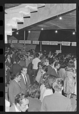 Fotografia "FESTIVAL BRASILEIRO DE ESCRITORES' FESTIVAL DE ESCRITTORES [ESCRITORES] (Preparativos) Com a presença do escritor Viriato Corrêa)" ([Local n/d] , 1963) [negativo]. / Fotógrafo(a): Pedro; Venê.  -- ITEM-0007.