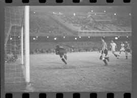 Fotografia "Futebol; 'FUTEBOL = LIBERTADORES DAS AMÉRICAS' Botafogo x Alianza de Lima (2 x 1) (Fases do jogo realizado no Maracanã)" ([Local n/d] , 1963) [negativo]. / Fotógrafo(a): Demócrito.  -- ITEM-0045.