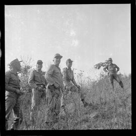 Fotografia "Manobras em Ribeirão das Lages (Paraquedistas: Sobrevivência na Selva operação); 'PARAQUEDISTAS' PARAQUEDISTAS em manobra em Ribeirão das Lages" ([Local n/d] , 1963) [negativo]. / Fotógrafo(a): Méra; Caban.  -- ITEM-0066.