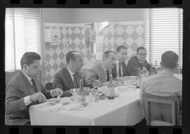 Fotografia "PUBLICIDADES' 'SEMANA DO MEIER' Publicidade - Semana do Meier (Almoço de banqueiros industriais e comerciante, na Churrascaria 'Arco Iris' para estudarem o lançamento da 'Semana do Meier'" ([Local n/d] , 1963) [negativo]. / Fotógrafo(a): Paulo Reis.  -- ITEM-0002.