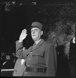 Fotografia "Festa em homenagem a Charles de Gaulier (França) [Charles de Gaulle], Reportagem Geral" ([Local n/d] , [Data n/d]) [negativo]. / Fotógrafo(a): Jean Manzon.  -- ITEM-0033.