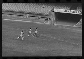 Fotografia "CAMPEONATO CARIOCA DE PROFISSIONAIS DE 1963' (1º Turno) Jogo Bangú x S. Cristovão (3 x 0)" ([Local n/d] , 1963) [negativo]. / Fotógrafo(a): Rodolfo.  -- ITEM-0024.