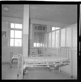 Fotografia "Calamidades em hospitais da [G.P.] rep. para IB Teixeira; 'HOSPITAL PEDRO ERNESTO' Hospital Pedro Ernesto, rep. s/ 'calamidade' (Reportagem com o Deputado Ib Teixeira), Reportagem de Ib Teixeira" ([Local n/d] , 1963) [negativo]. / Fotógrafo(a): Méra.  -- ITEM-0010.