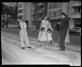 Fotografia "Vistas - R.J. (Bairro de Copacabana), Reportagem Geral" ([Local n/d] , [Data n/d]) [negativo]. / Fotógrafo(a): Equipe.  -- ITEM-0002.