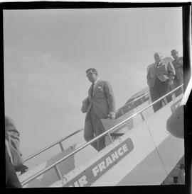 Fotografia "Chegada do General Albino Silva Presidente da Petrobrás, no Galeão, Reportagem de [sem repórter]" ([Local n/d] , 1963) [negativo]. / Fotógrafo(a): Joel.  -- ITEM-0004.