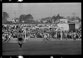 Fotografia "CAMPEONATO CARIOCA DE PROFISSIONAIS DE 1963' (1º TURNO) Jogo Botafogo x Campo Grande (2 x 0)" ([Local n/d] , 1963) [negativo]. / Fotógrafo(a): Demócrito; Ribeiro.  -- ITEM-0004.