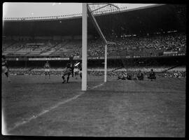 Fotografia "Futebol - Jogos diversos de domingo dia 30/12/1951" ([Local n/d] , 1951) [negativo]. / Fotógrafo(a): [Autoria n/d].  -- ITEM-0048.