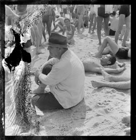 Fotografia "Praias - Rio de Janeiro (Praia do Leme), Reportagem Geral" ([Local n/d] , [Data n/d]) [negativo]. / Fotógrafo(a): Jean Manzon.  -- ITEM-0049.