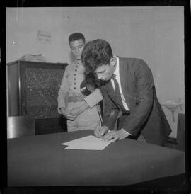 Fotografia "Rebelião dos Lavradores que ocupam Terras em Capivari' Padre Anibal, depondo no Forum de Caxias - caso de Capivari, Reportagem de Broxado" ([Local n/d] , 1963) [negativo]. / Fotógrafo(a): Ferreira.  -- ITEM-0003.