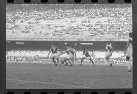 Fotografia "Jogos Campeonato Carioca; 'CAMPEONATO CARIOCA DE 1963' de PROFISSIONAIS (1º Turno) Jogos Vasco x Fluminense (3 x 1) Botafogo x Canto do Rio (3 x 0) America x Madureira (5 x 2) e Olaria x Portuguesa, Reportagem de Esporte" ([Local n/d] , 1963) [negativo]. / Fotógrafo(a): Equipe.  -- ITEM-0253.