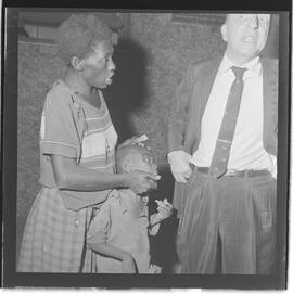 Fotografia "17º D.P. tarado e suas vítimas. (E.M.S. menor que foi estrupada pelo marginal Manoel de Oliveira vulgo Pé de Boi, na favela do Parque da Alegria em dezembro de 62, Reportagem de Oscar Cardoso" ([Local n/d] , 1963) [negativo]. / Fotógrafo(a): Paulo André.  -- ITEM-0005.