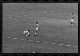 Fotografia "CAMPEONATO CARIOCA DE PROFISSIONAIS DE 1963' (1º Turno) Jogo Bangú x S. Cristovão (3 x 0)" ([Local n/d] , 1963) [negativo]. / Fotógrafo(a): Rodolfo.  -- ITEM-0023.