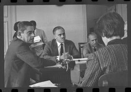 Fotografia "Assembléia Legislativa' Assembléia - Reunião secreta da bancada petebista - CPI etc com a presença do deputado Hercules Correia, com relação á sua prisão no Sindicato dos têxteis)" ([Local n/d] , 1963) [negativo]. / Fotógrafo(a): Paulo Reis.  -- ITEM-0001.