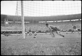 Fotografia "Futebol - Jogo - Botafogo x América" ([Local n/d] , [Data n/d]) [negativo]. / Fotógrafo(a): José Casal.  -- ITEM-0017.