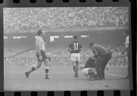 Fotografia "FUTEBOL = 'CAMPEONATO CARIOCA DE PROFISSIONAIS' Jogo Flamengo x Botafogo (3 x 1), America x Portuguesa (2 x 1), Madureira x Bangu (1 x 2), C. Grande x S. Cristovão (1 x 0) e C. Rio x Olaria (1 x 7), Reportagem de Esporte" ([Local n/d] , 1963) [negativo]. / Fotógrafo(a): Equipe.  -- ITEM-0064.