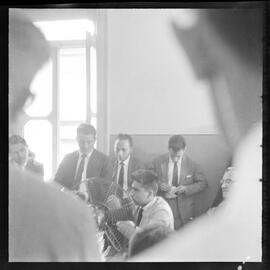 Fotografia "10º Vara Criminal; Justiça 10º Vara Criminal - caso do Feijão americano' Juiz Rodrigues Pires - compareceram Renato Lamhaier - Jose Joaquim de Oliveira e Danilo Edson Duarte - não compareceu Mindelo" ([Local n/d] , 1961) [negativo]. / Fotógrafo(a): Paulo André.  -- ITEM-0002.