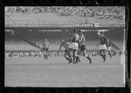 Fotografia "FUTEBOL = 'CAMPEONATO CARIOCA DE PROFISSIONAIS' Jogo Flamengo x Botafogo (3 x 1), America x Portuguesa (2 x 1), Madureira x Bangu (1 x 2), C. Grande x S. Cristovão (1 x 0) e C. Rio x Olaria (1 x 7), Reportagem de Esporte" ([Local n/d] , 1963) [negativo]. / Fotógrafo(a): Equipe.  -- ITEM-0116.