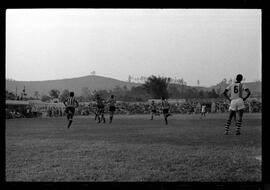 Fotografia "CAMPEONATO CARIOCA DE PROFISSIONAIS DE 1963' (1º TURNO) Jogo Botafogo x Campo Grande (2 x 0)" ([Local n/d] , 1963) [negativo]. / Fotógrafo(a): Demócrito; Ribeiro.  -- ITEM-0023.