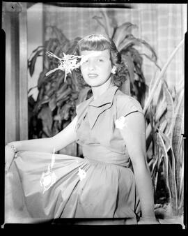 Fotografia "Concurso de beleza - Rio de Janeiro (Rainha do verão 1952), Reportagem Geral" ([Local n/d] , 1952) [negativo]. / Fotógrafo(a): Equipe.  -- ITEM-0010.