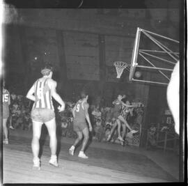 Fotografia "CAMP. BRAS. BASQUETE; 'BASQUETE = CAMPEONATO BRASILEIRO RALIZADO [REALIZADO] EM BRASÍLIA. BRASÍLIA - Campeonato Brasileiro de Basquete (Fases de jogos)" ([Local n/d] , 1963) [negativo]. / Fotógrafo(a): Neville.  -- ITEM-0017.