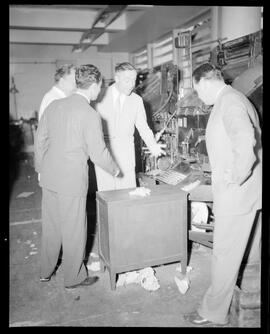 Fotografia "Visita de um jornalista suíço ao jornal 'Última Hora'" ([Local n/d] , [Data n/d]) [negativo]. / Fotógrafo(a): Hélio Santos.  -- ITEM-0005.