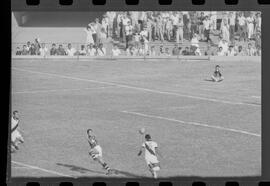 Fotografia "Jogos Campeonato Carioca; 'CAMPEONATO CARIOCA DE 1963' de PROFISSIONAIS (1º Turno) Jogos Vasco x Fluminense (3 x 1) Botafogo x Canto do Rio (3 x 0) America x Madureira (5 x 2) e Olaria x Portuguesa, Reportagem de Esporte" ([Local n/d] , 1963) [negativo]. / Fotógrafo(a): Equipe.  -- ITEM-0091.