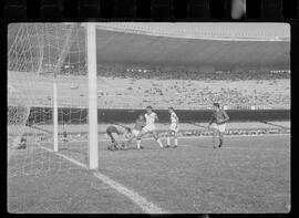 Fotografia "FLUMINENSE X BONSUCESSO; 'CAPEONATO [CAMPEONATO] CARIOCA DE FUTEBOL PROFISSIONAIS' Jogo no Maracanã - Fluminense x Bonsucesso (3x0), sendo que este jogo foi anulado devido a irregularidade havida), Reportagem de Esporte" ([Local n/d] , 1963) [negativo]. / Fotógrafo(a): Demócrito; Ribeiro.  -- ITEM-0047.