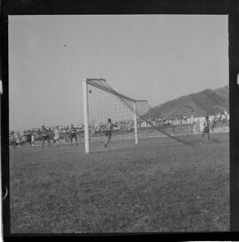 Fotografia "FUTEBOL = 'CAMPEONATO CARIOCA DE PROFISSIONAIS' Jogo Flamengo x Botafogo (3 x 1), America x Portuguesa (2 x 1), Madureira x Bangu (1 x 2), C. Grande x S. Cristovão (1 x 0) e C. Rio x Olaria (1 x 7), Reportagem de Esporte" ([Local n/d] , 1963) [negativo]. / Fotógrafo(a): Equipe.  -- ITEM-0334.