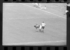 Fotografia "CAPEONATO [CAMPEONATO] CARIOCA DE 1963' (PROFISSIONAIS) (1º Turno) Jogo Famengo [Flamengo] x Campo Grande (5 x 0); Jogo Flamengo e Campo Grande, Reportagem de Esporte" ([Local n/d] , 1963) [negativo]. / Fotógrafo(a): Ribeiro; Demócrito.  -- ITEM-0047.